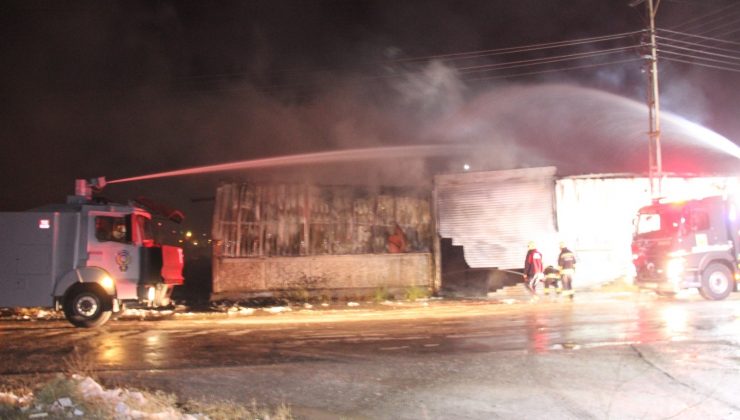 Yalıtım malzemesi bulunan iş yerinde korkutan yangın
