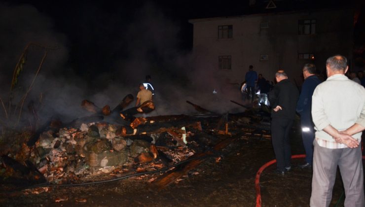 Yangında 2 ahır kül oldu