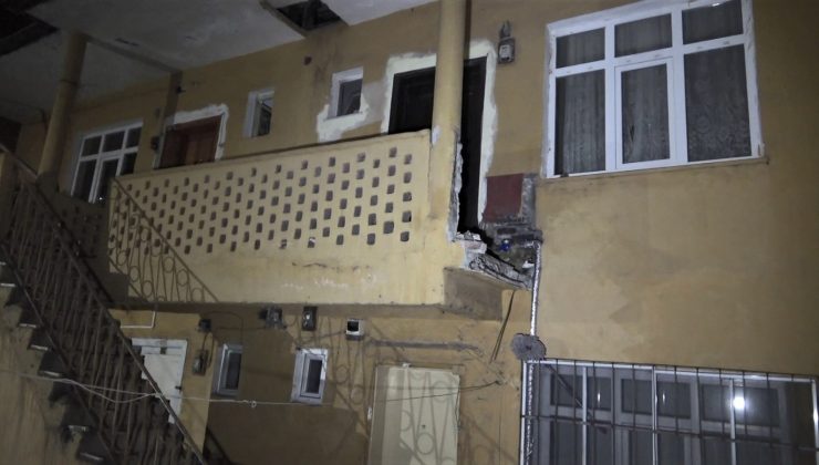 Yaslandıkları balkon duvarı yıkıldı, 6 metreden aşağıya düştüler