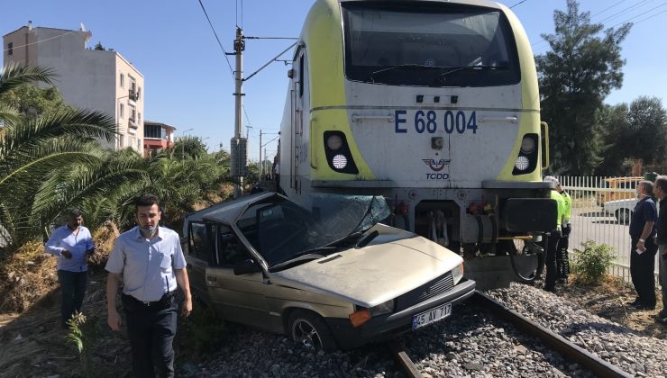 Yaşlı adam trenin çarptığı otomobilden sağ çıktı