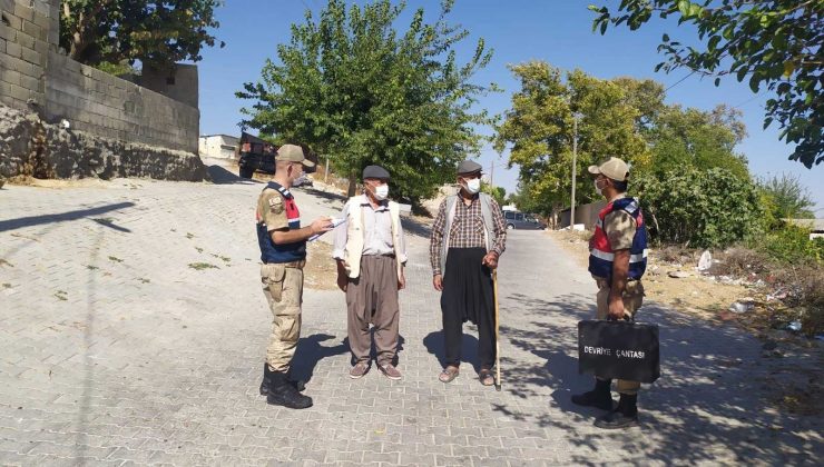 Yaya devriyesindeki jandarmalar kimsesizleri ziyaret ediyor
