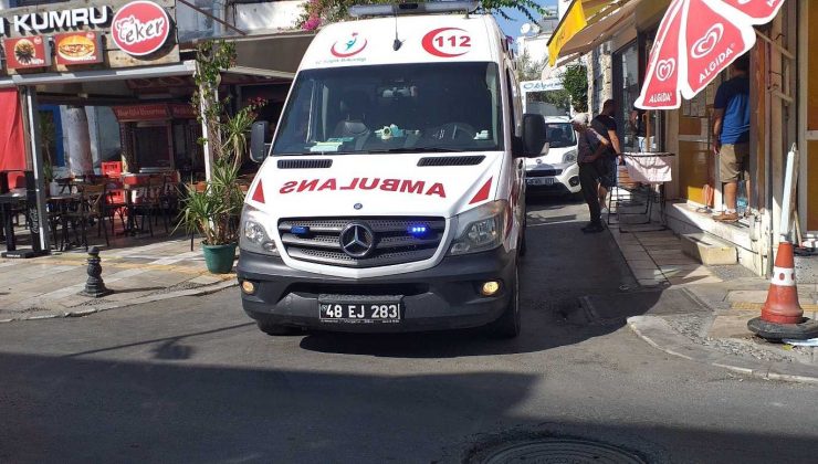 Yemek yerken sırtından bıçaklandı