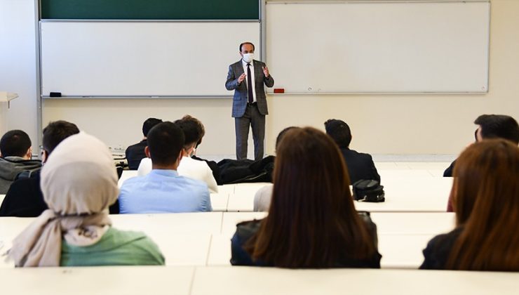 Yeni dönemin ilk dersini Rektör Bülent Çakmak verdi