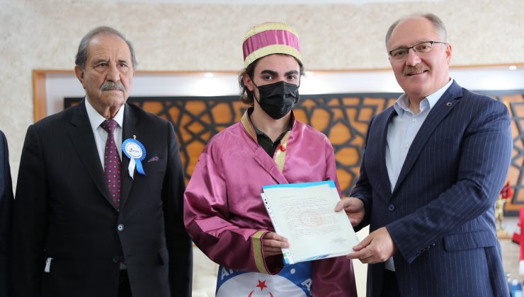 Yılın kalfası ve çırağı kaftanını giydi