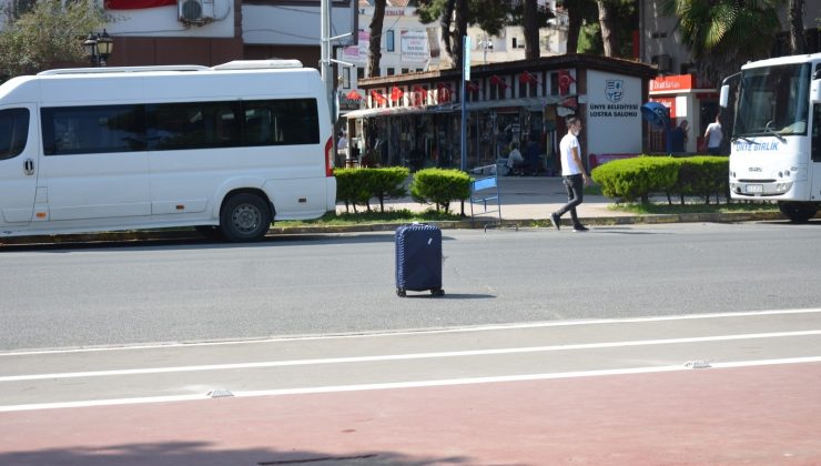 Yol ortasındaki bavul polisi harekete geçirdi