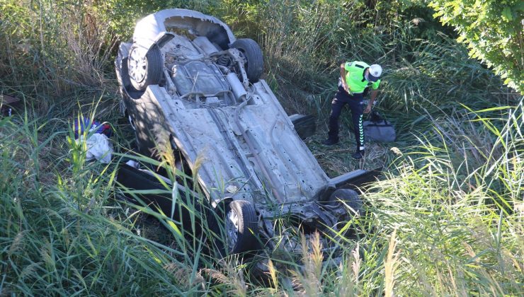 Yoldan çıkan araç şarampole uçtu: 2’si ağır 6 yaralı (2)