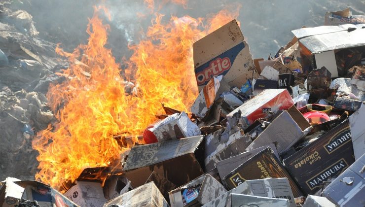 Yüksekova’da tarihi geçmiş 2 kamyon gıda imha edildi