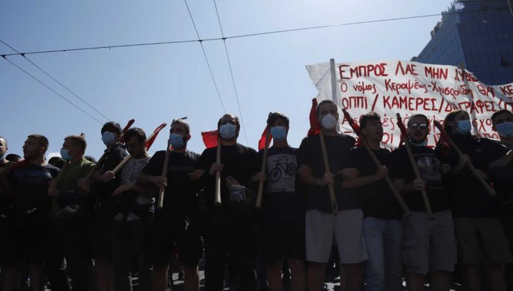 Yunanistan’da öğrenciler üniversitelerin açılması için sokaklara döküldü