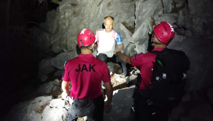 Yürüyüş yaparken kaybolan turist jandarma tarafından kurtarıldı