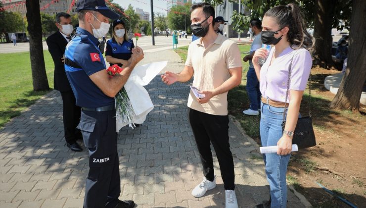 Zabıta ekipleri, vatandaşlara karanfil armağan etti