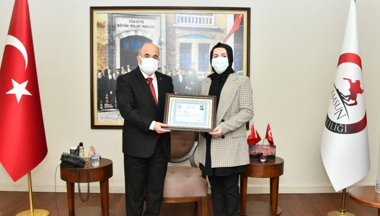 2 bin kişiyi aşıya ikna eden tıbbi sekretere başarı belgesi