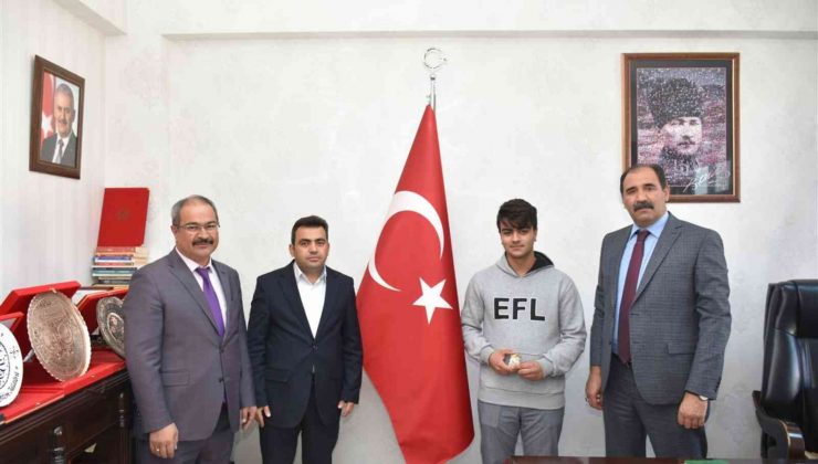 212 proje arasından mansiyon ödülü alan Erzincanlı öğrenci ödüllendirildi