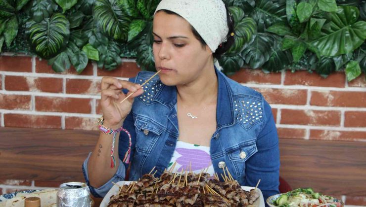 37 dakikada 247 adet çöp şiş yiyerek rekor kırdı