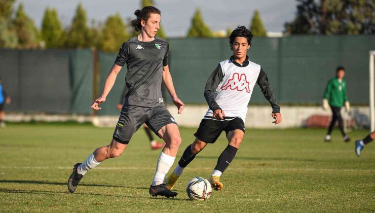 A Denizlispor, U19 takımıyla antrenman maçı yaptı