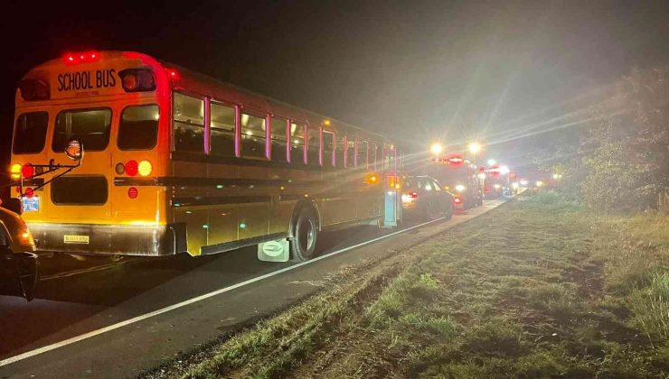 ABD’de yolcu treni araç yüklü tıra çarptı: 4 yaralı