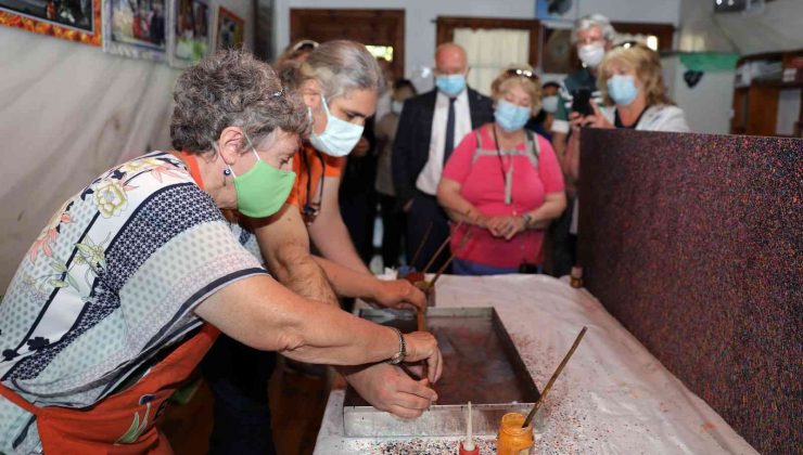 ABD’li turistler Ebru sanatına merek sardı