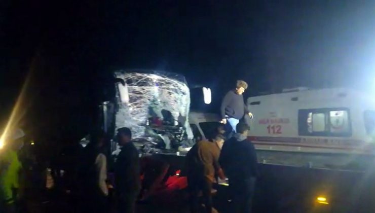 Afyonkarahisar’da otobüs tıra arkadan çarptı: 11 yaralı