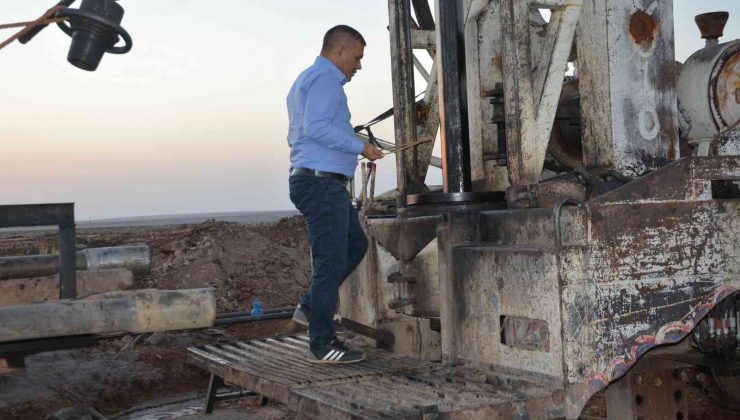 Ağaçtan yapılan çatal çubukla yer altı su kaynaklarını buluyor