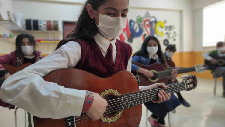 Ağrı’da öğretmen ve öğrencilere yönelik projeler