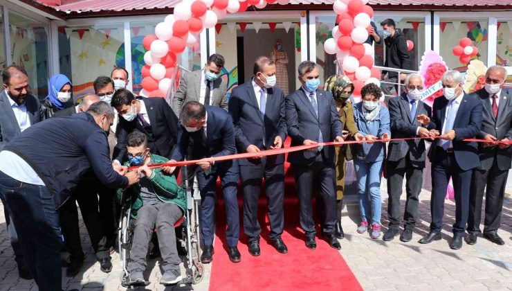 Ahlat’ta Saadet Ayber Özel Eğitim Uygulama Okulu törenle açıldı