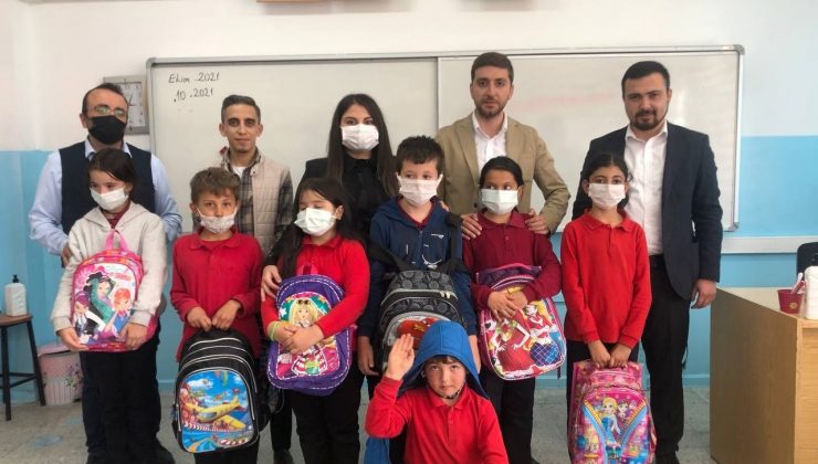 AK Parti Gençlik Kolları’ndan ortaokul öğrencilerine kırtasiye yardımı