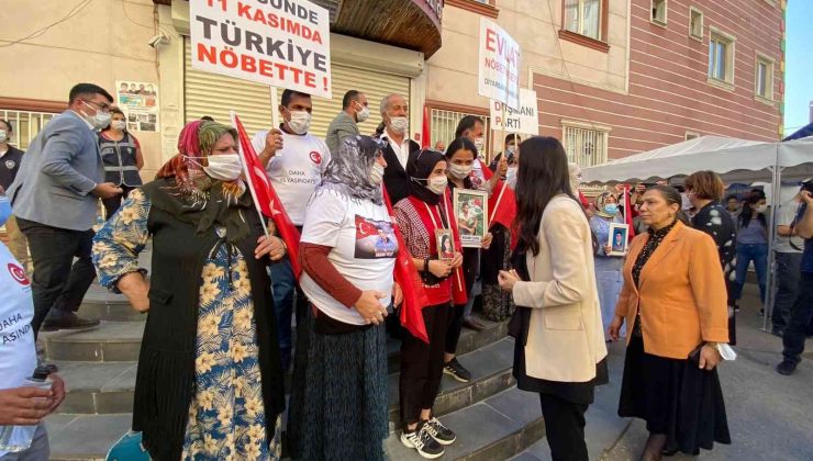 AK Parti’den evlat nöbetindeki ailelere ziyaret