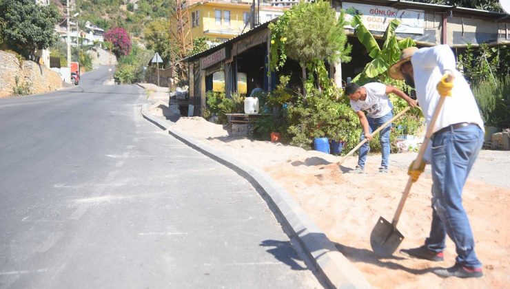 Alanya’da Çevre Yolundan Kurşunlu mevkii’ne kesintisiz kaldırım çalışması