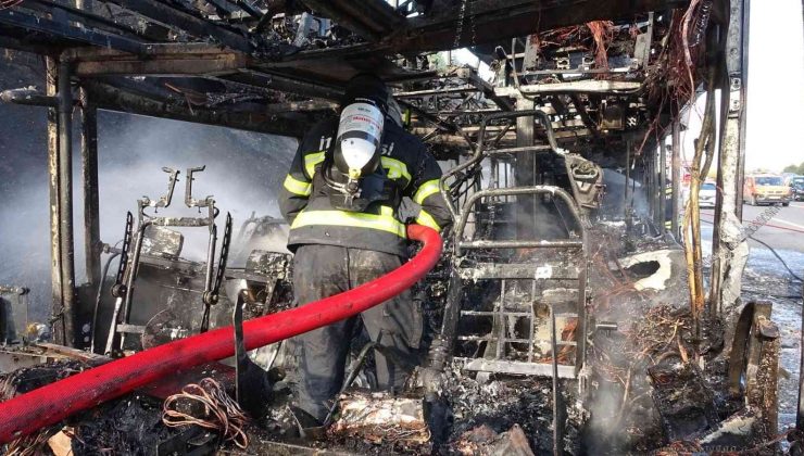 Alev alev yanan yolcu otobüsü küle döndü