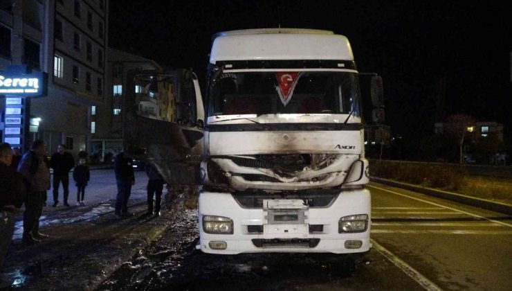 Alev topuna dönen çekiciyi itfaiye söndürdü