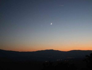 Amasya’da gökyüzünde ay ile yıldızın duygulandıran buluşması