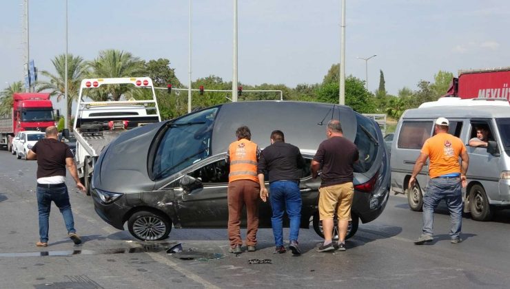 Antalya’da otomobil tıra çarptı