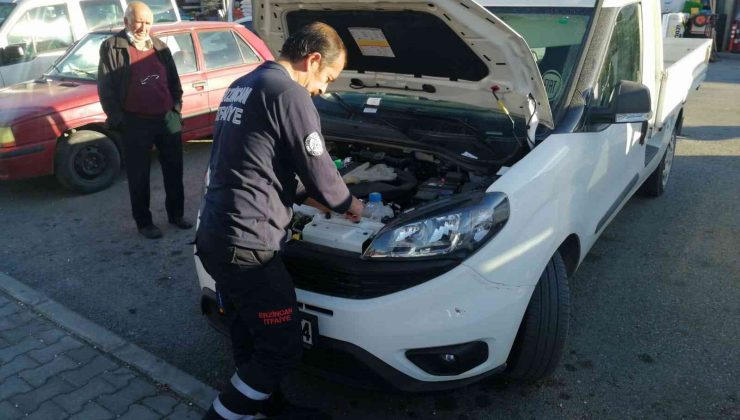 Arabanın motoruna sıkışan yavru kediyi itfaiye kurtardı