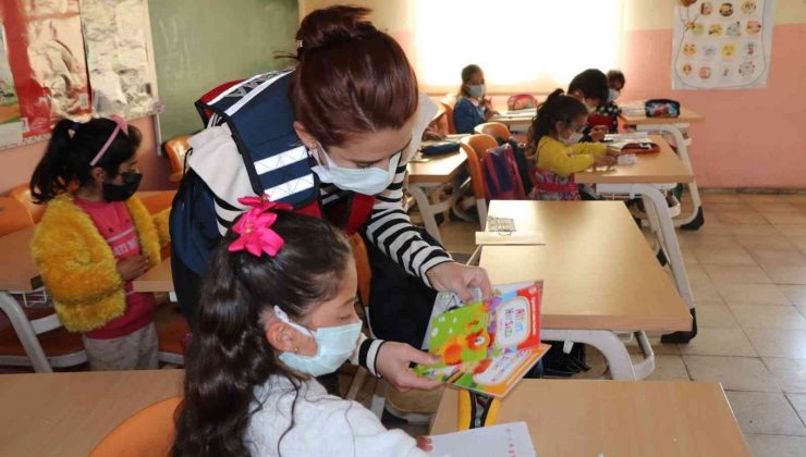 Ardahan’da “Güvenli Okul, Güvenli Gelecek Projesi” kapsamında jandarma ekipleri denetim yaptı