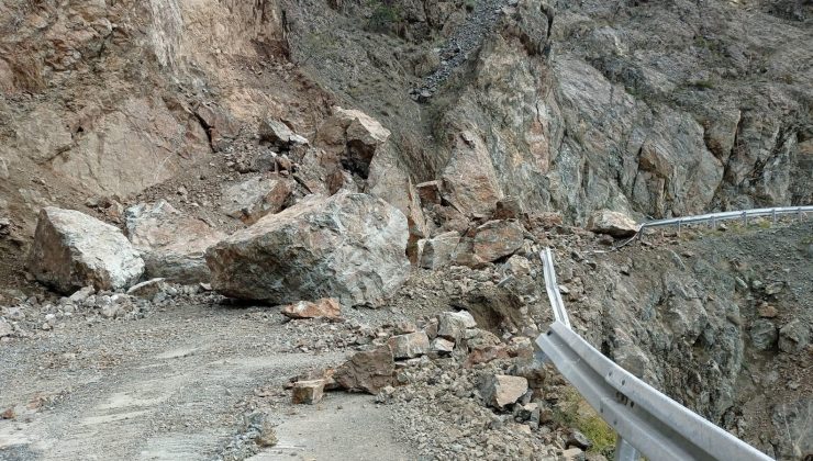 Artvin’de heyelan nedeniyle bir köy yolu ulaşıma kapandı