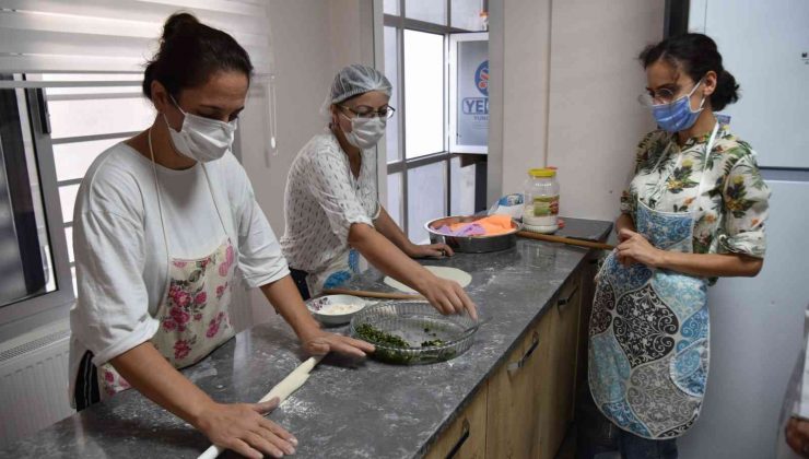 Aşçılık kursunda yemek yapmanın püf noktalarını öğreniyorlar