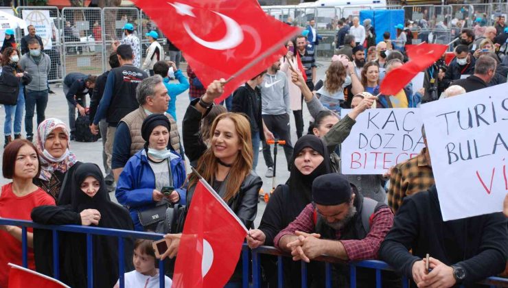 Aşı karşıtları İzmir’de toplandı