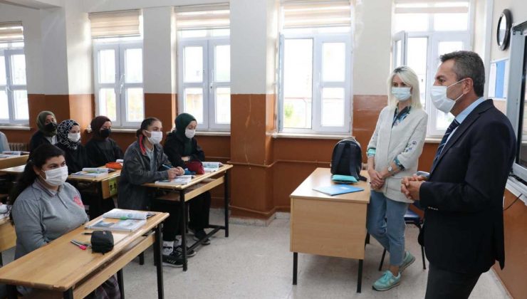 Aslan, Altınyayla’da öğrenci ve öğretmenlerle bir araya geldi