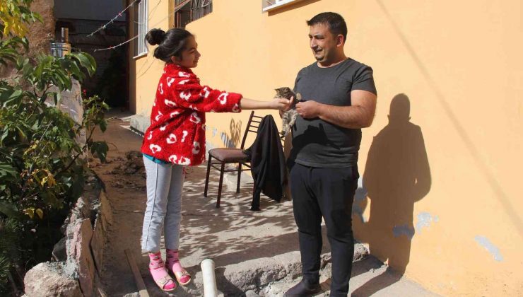 Atık borusuna sıkışan yavru kedi böyle kurtarıldı