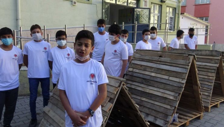 Atık malzemelerden köpek kulübesi yaptılar