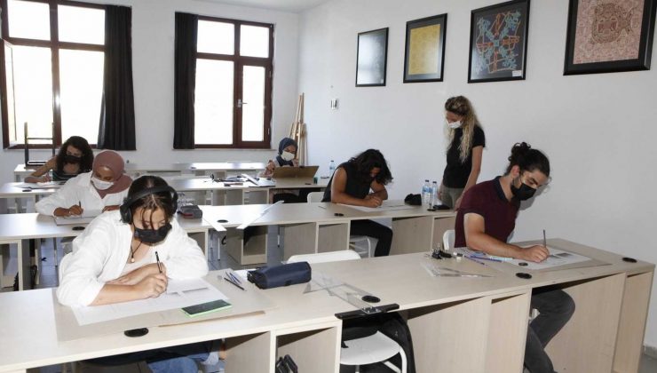 AÜ’de uygulamlı eğitimlerde korona virüs tedbirleri
