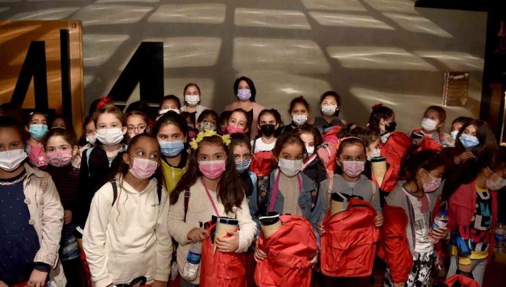 Avcılar Belediyesi’nden kız çocuklarına özel sinema gösterimi