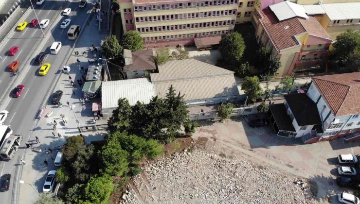 Avcılarlılar 2 yıldır depremde yıkılan caminin yapılmasını bekliyor