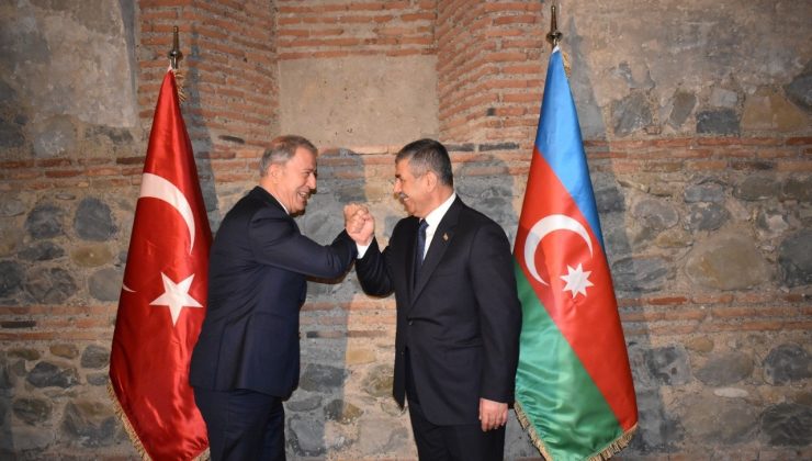 Bakan Akar, Azerbaycanlı mevkidaşı Hasanov ile görüştü