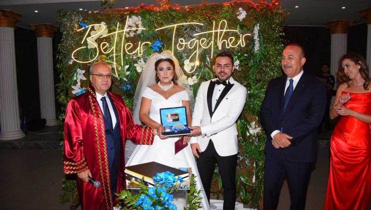 Bakan Çavuşoğlu, Manisa’da nikah şahidi oldu