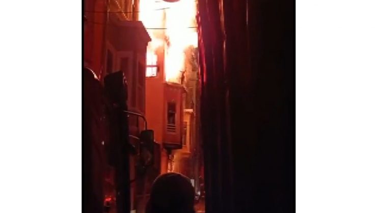 Balat’ta 4 katlı bina alev alev yandı