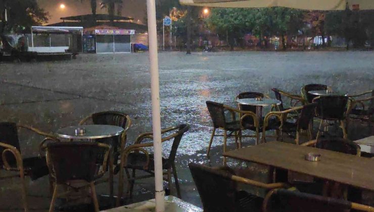 Bandırma’da sağanak etkili oldu