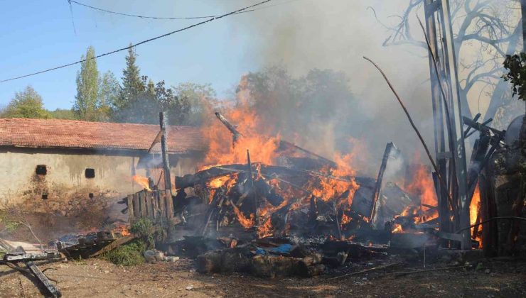 Barakada çıkan yangın iki katlı ahşap eve sıçradı