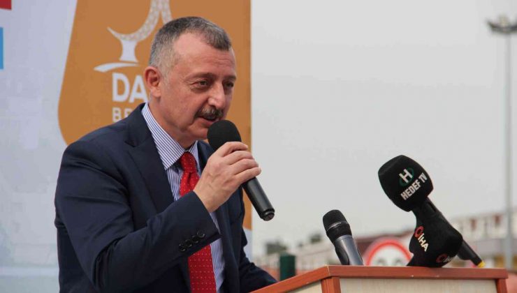 Başkan Büyükakın: “İki tane heykeli açmak için 2 genel başkan, 4 büyükşehir belediye başkanı çağırıyorlar”