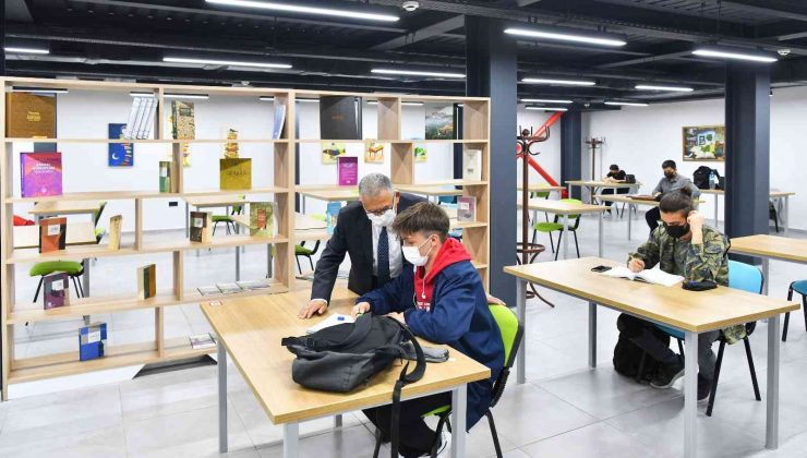 Başkan Büyükkılıç kütüphanede gençlerle buluştu