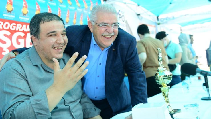 Başkan Mahçiçek, görme engellilere EXPO 2023’ü anlattı